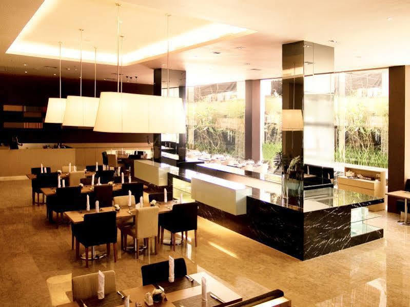 The Premiere Hotel Pekanbaru Exterior photo
